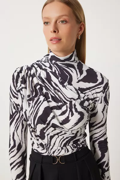 بلوزة نسائية رملية بياقة عالية وتفاصيل كشكش بالأسود والأبيض 