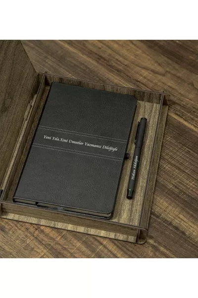 Новогодний подарок: персонализированный набор с деревянной коробкой, ежедневником и ручкой с именем