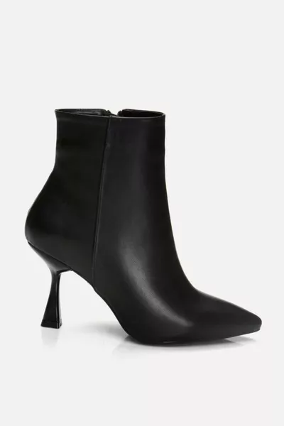 حذاء نسائي أسود بكعب عالٍ