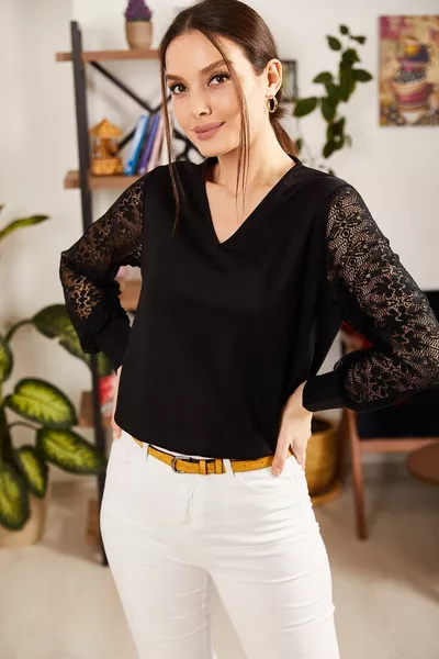 بلوزة نسائية سوداء بياقة على شكل V وأكمام من التول 