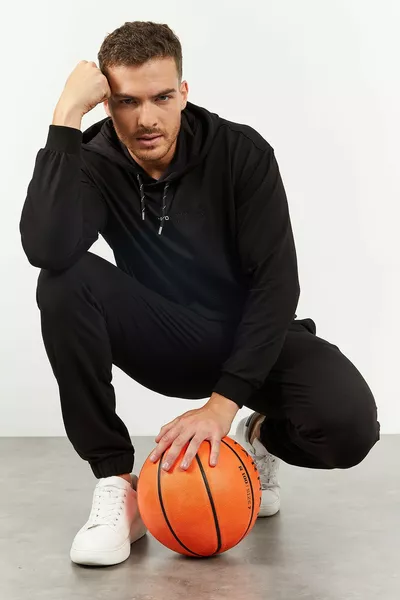 طقم رجالي رياضي فضفاض بجيب كنغر، بقبعة سوداء، وسوستة على الكاحل - 