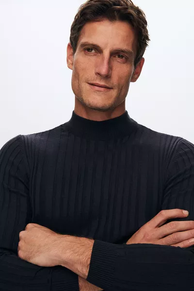 كنزة صوفية ضيقة بنصف ياقة عالية، ضيقة، مربوطة بالجسم، خليط القطن، بلون كحلي، بقصة ضيقة