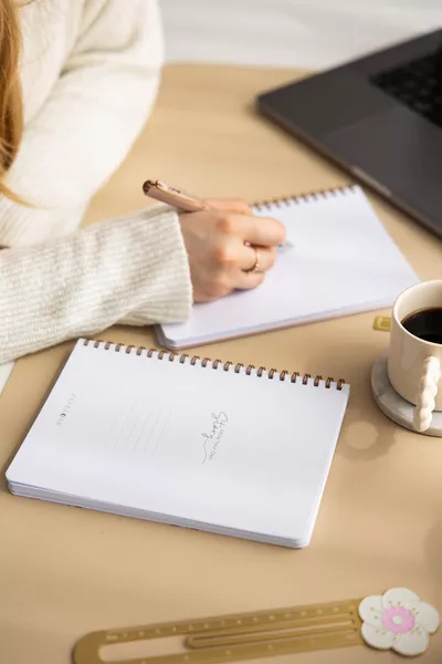 Set da 2 quaderni scolastici  a spirale con copertina in cartone, senza righe,  fogli, con programma delle lezioni, Marca Kiraz