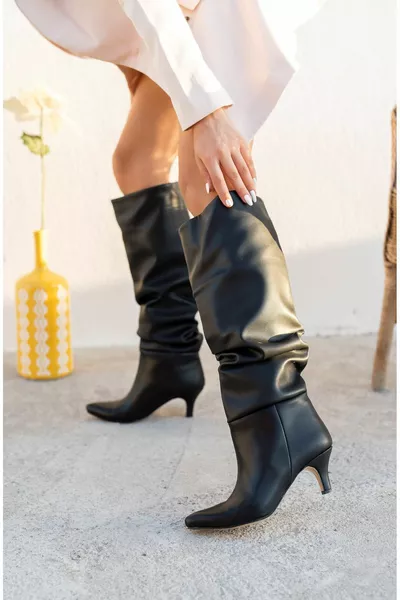  العلاقات العامة المرأة وأشار اصبع القدم الأحذية السوداء الأحذية