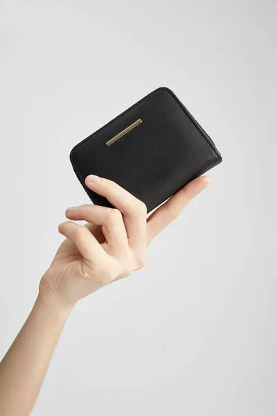 محفظة جلد صناعي بسحاب نسائي azns