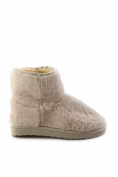 أحذية نسائية من الفراء البيج وحذاء 