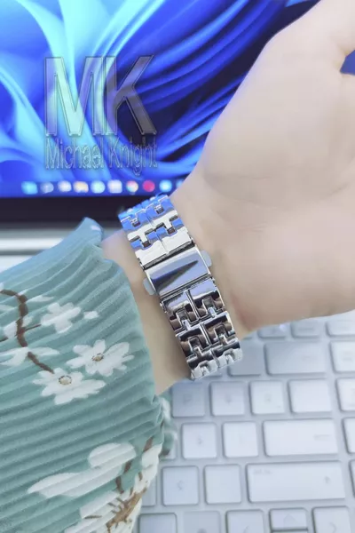 ساعة يد في صندوق خاص مع حجر