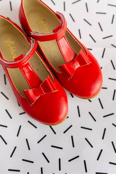 شقق باليه حمراء نباتية للفتيات مع قوس على شكل حرف T