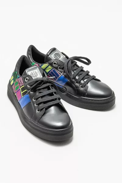 أحذية رياضية نسائية سوداء