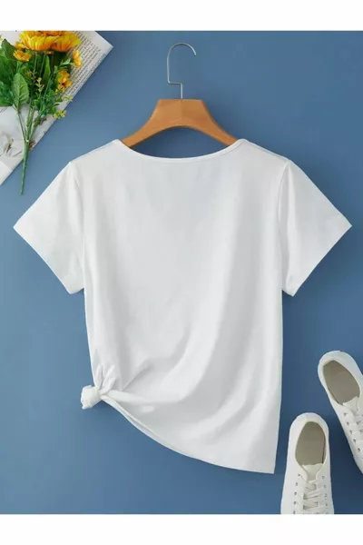 تي شيرت نسائي أبيض بياقة على شكل V