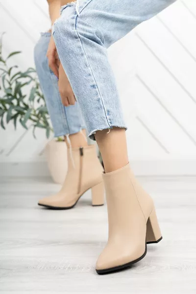 Дамски голи ботуши на ток