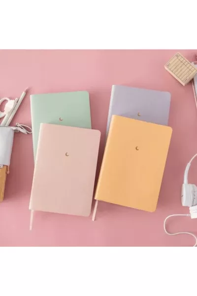 Комплект от 4 тетрадки Без редове с твърди корици  см Тетрадка с твърда корица Серия Moon