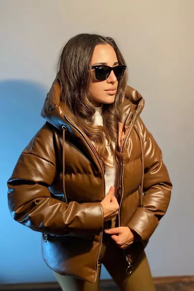 سترة نسائية مبطنة بغطاء رأس من الجلد البني