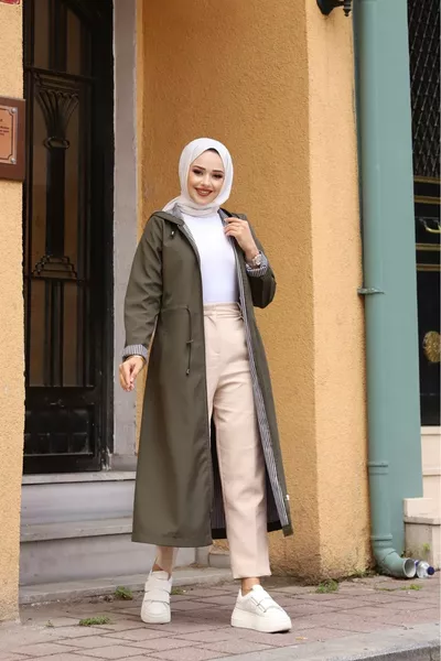 معطف ترانشكوت بغطاء رأس مخطط عند المعصم