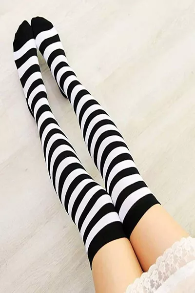 جوارب نسائية من القطن مخططة بالأبيض والأسود تصل فوق الركبة - جوارب بنقشة