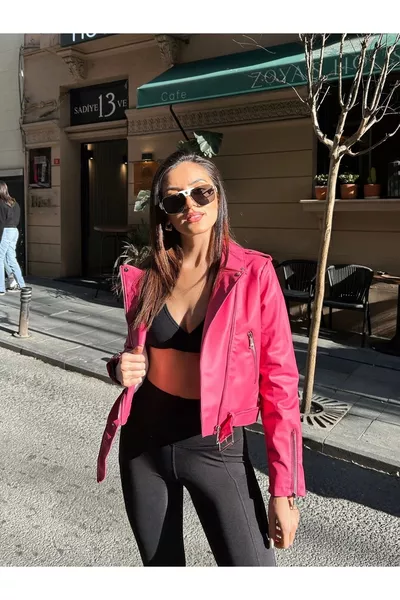 سترة جلدية نسائية باللون الوردي