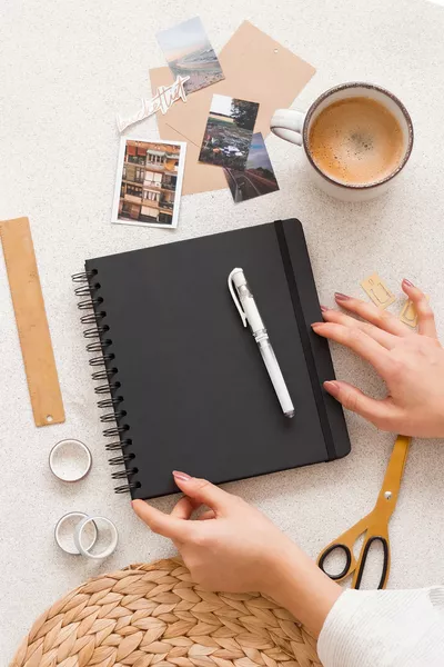 دفتر ذكريات بمقاس  سم بأوراق سوداء + قلم يوني-بول  Signo Broad أبيض 1.0 مم