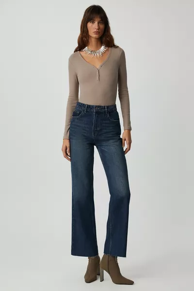 بلوزة نسائية بأكمام طويلة وياقة V وأزرار بلون البيجون