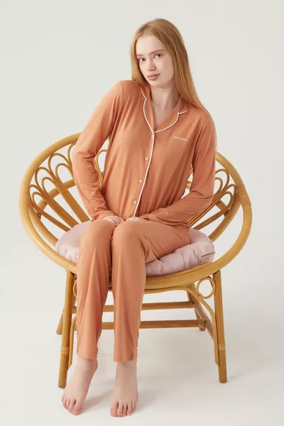 طقم بيجامة نسائي بني