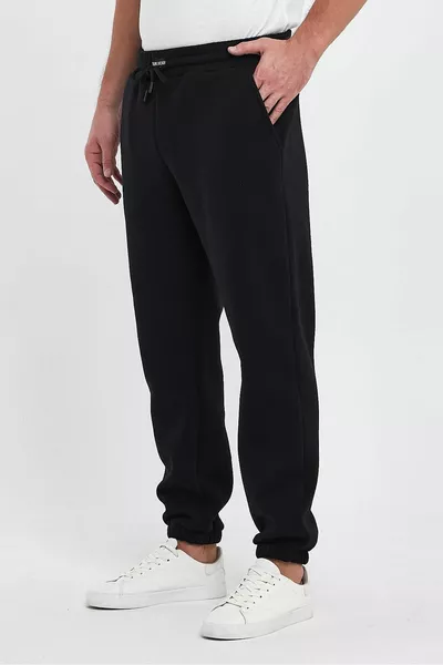 سروال رياضي رجالي بجيوب وبداخله بطانة صوفية ثلاث خيوط