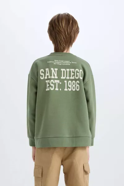 كنزة صبيانية واسعة الحجم برقبة دائرية وطبعة على الظهر WN