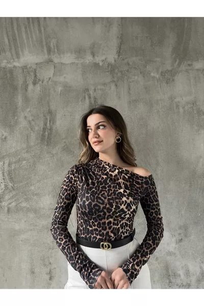 بلوزة بودي كاندي بياقة كتف منقوشة بالنمر