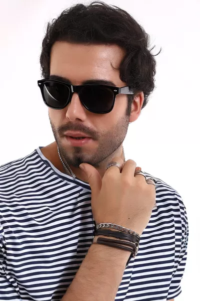 نظارات شمسية كبيرة سوداء