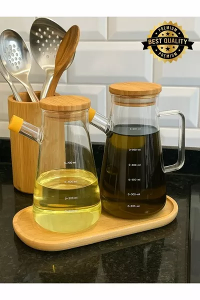 Набор из трёх стеклянных ёмкостей с вакуумными бамбуковыми крышками для масла и уксуса на бамбуковой подставке