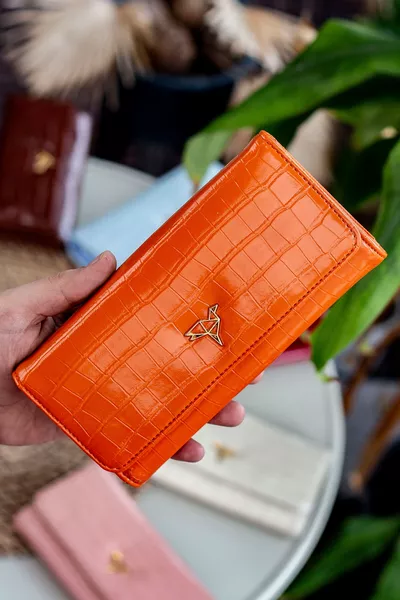 محفظة نسائية أنيقة باللون البرتقالي من ليدي، بتصميم جلدي تكنولوجي بنقشة كروكو، بسعة بطاقات كبيرة وجيب للعملات المعدنية