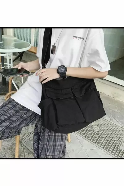 Винтажная унисекс сумка-почтальон черного цвета с широким внутренним объемом и карманами