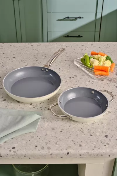 x Refika Swiss Crystal Метална тава с дръжки Creamy