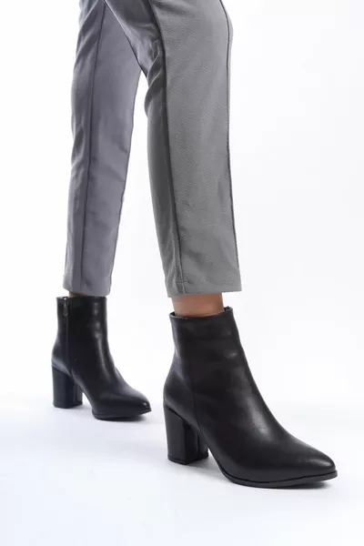 حذاء نسائي قصير أسود بأصبع مدبب