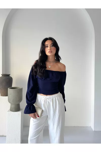 بلوزة نسائية بأكمام بالون مع تفاصيل كشكش و ياقة قارب، مصنوعة من كريب