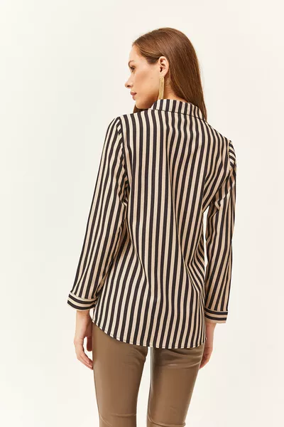 قميص نسائي منسوج مخطط باللون الأسود