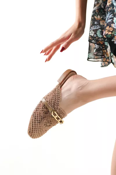 حذاء نسائي يومي مريح مغلق من الأمام من القش بلون البيج