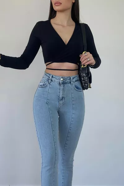 جينز أزرق بخصر عالٍ ومرن بقصة إسبانية واسعة مع فتحة أمامية للسيدات