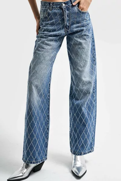 جينز نسائي بلون الجينز الأزرق ريتا مع كامل الأحجار على الجزء الأمامي بقصة مستقيمة وخصر متوسط