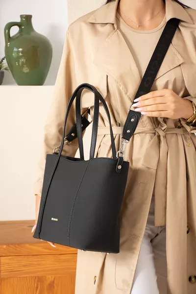 حقيبة يد نسائية سوداء مع نقوش بارزة وإغلاق بمغناطيس وحزام كتف