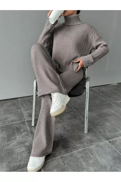 طقم صوف نسائي برقبة مضلعة مع نقشة جديلة وجانبين مشقوقين باللون الأنثراسيت - الرمادي الداكن