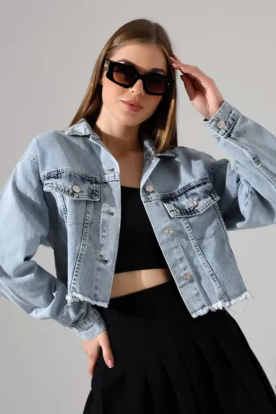 سترة جينز زرقاء فاتحة بدون تمزقات