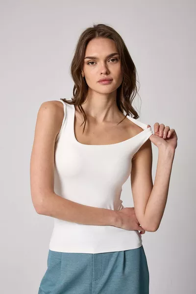 قميص رياضي نسائي أبيض ضيق من الليكرا بحمالات عريضة - 