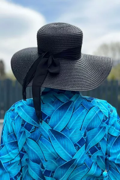 قبعة قش بتفاصيل شريط باللون الأسود 