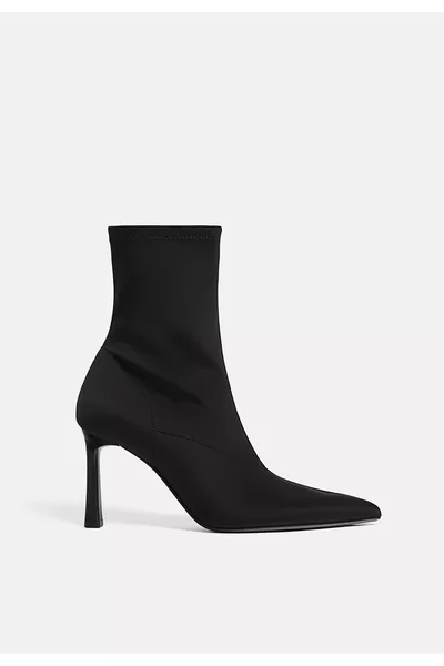 حذاء نسائي بالكاحل أسود مع نوافذ مشبكة 