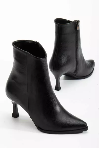 حذاء نسائي بكعب جلد أسود من ميرّا بأصابع مدببة