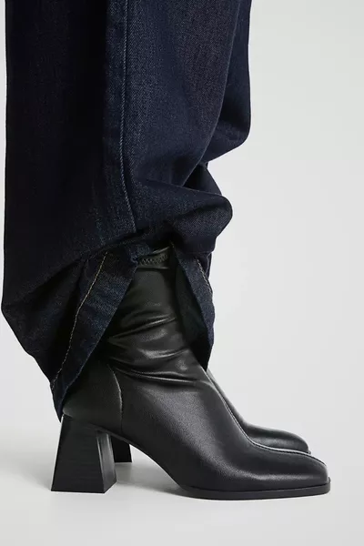 حذاء نسائي أسود بمقدمة مربعة وكعب عريض مرن