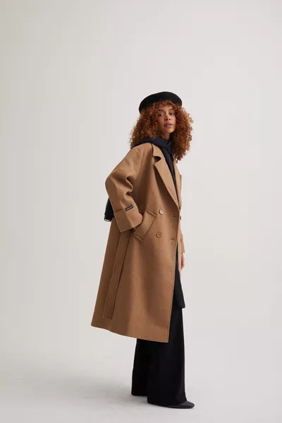 معطف طويل نسائي بتصميم فضفاض وتفاصيل على الأكمام باللون الكاميل