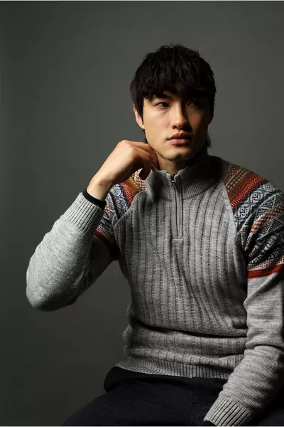 سترة صوفية ضيقة التصميم بأكمام طويلة برقبة نصف سلندر وتفصيل بسحاب ونقشة