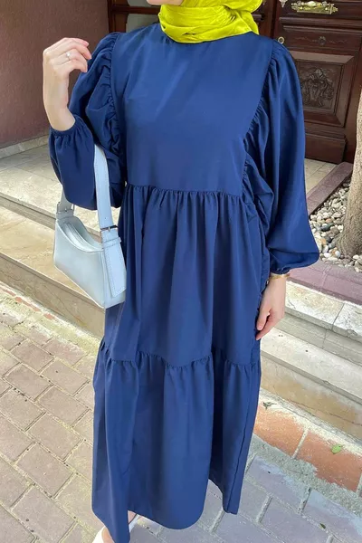 فستان صيفي أزرق داكن بأكمام بالون بطبقات