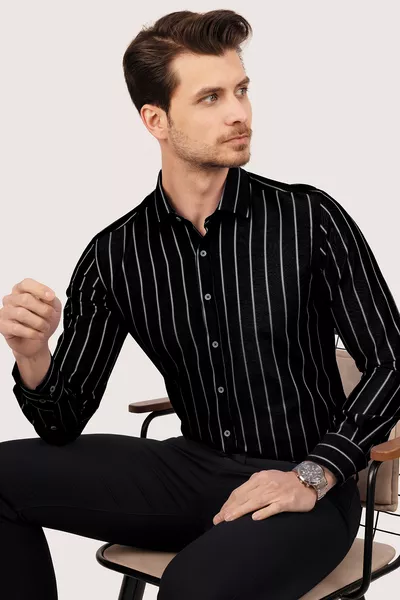 قميص رجالي ضيق بخطوط سوداء وبيضاء