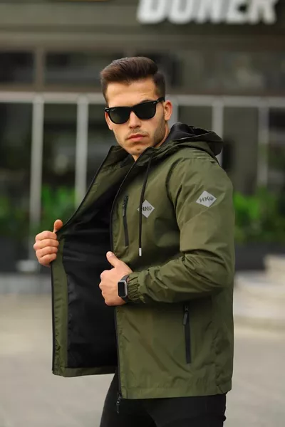 معطف مطري للرجال مبطن من الداخل مع جيوب وقبعة مقاوم للماء